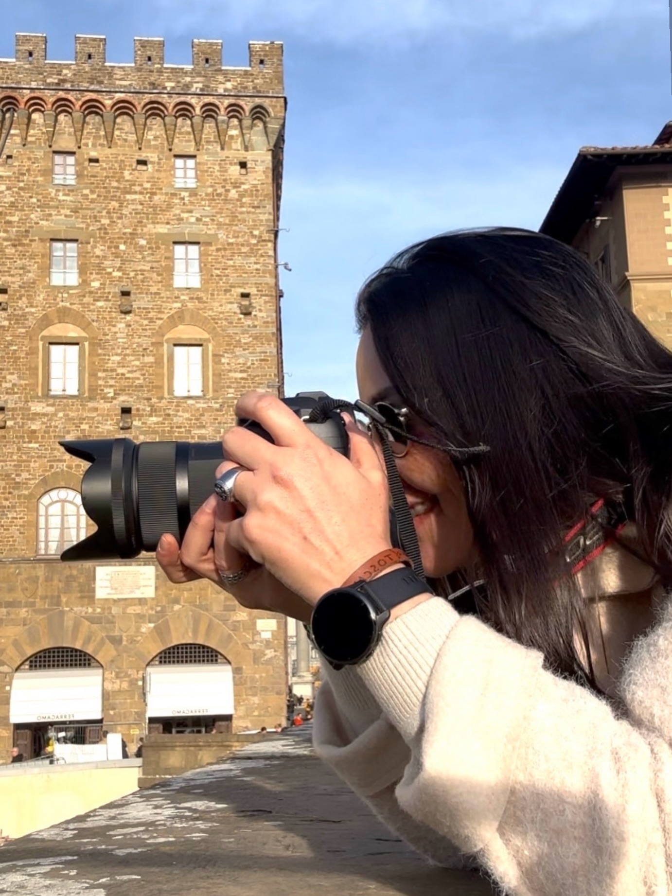 Regiane Severini fotografando uma torre de pedra com lente teleobjetiva