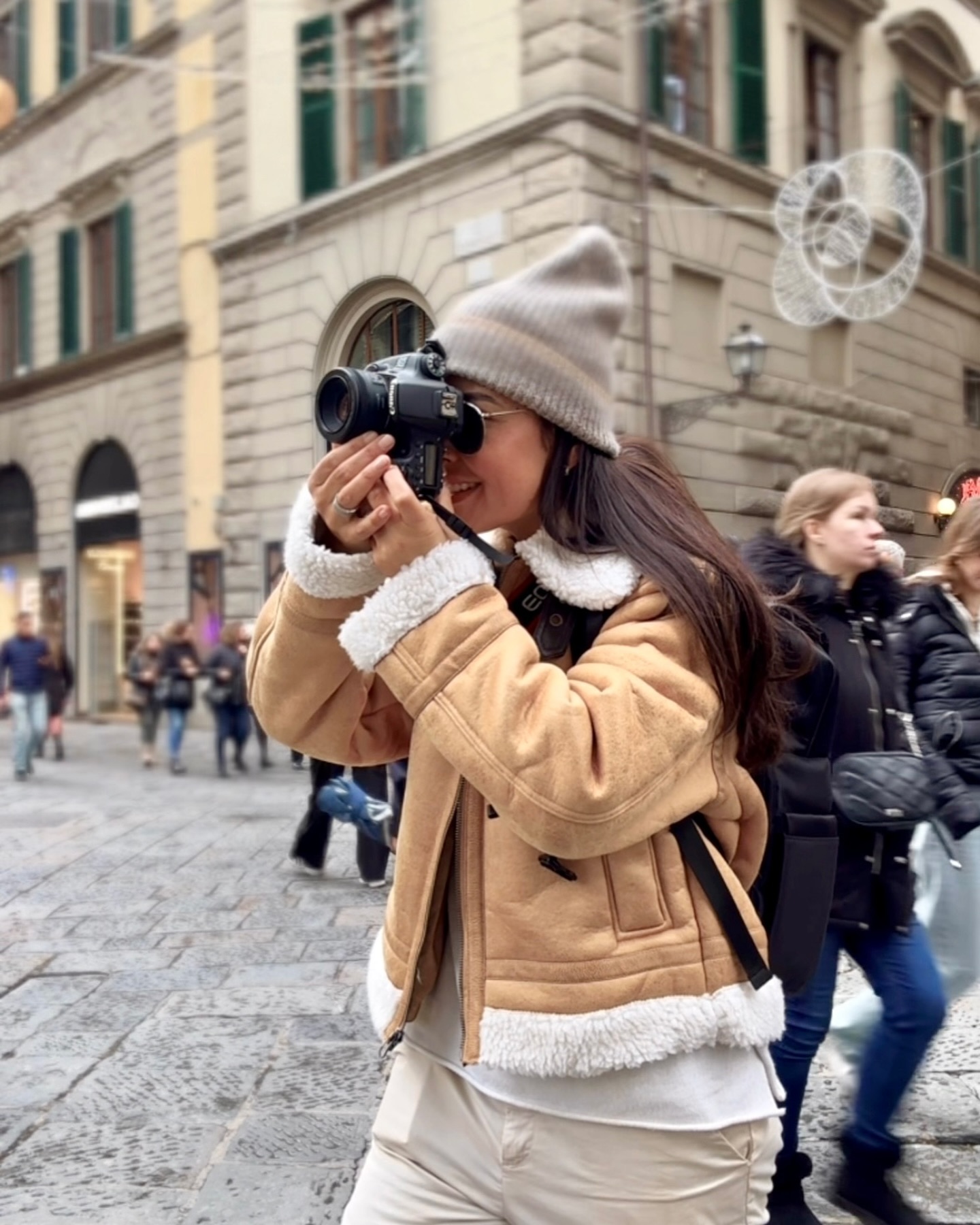 Regiane Severini com uma câmera fotográfica profissional em uma rua europeia