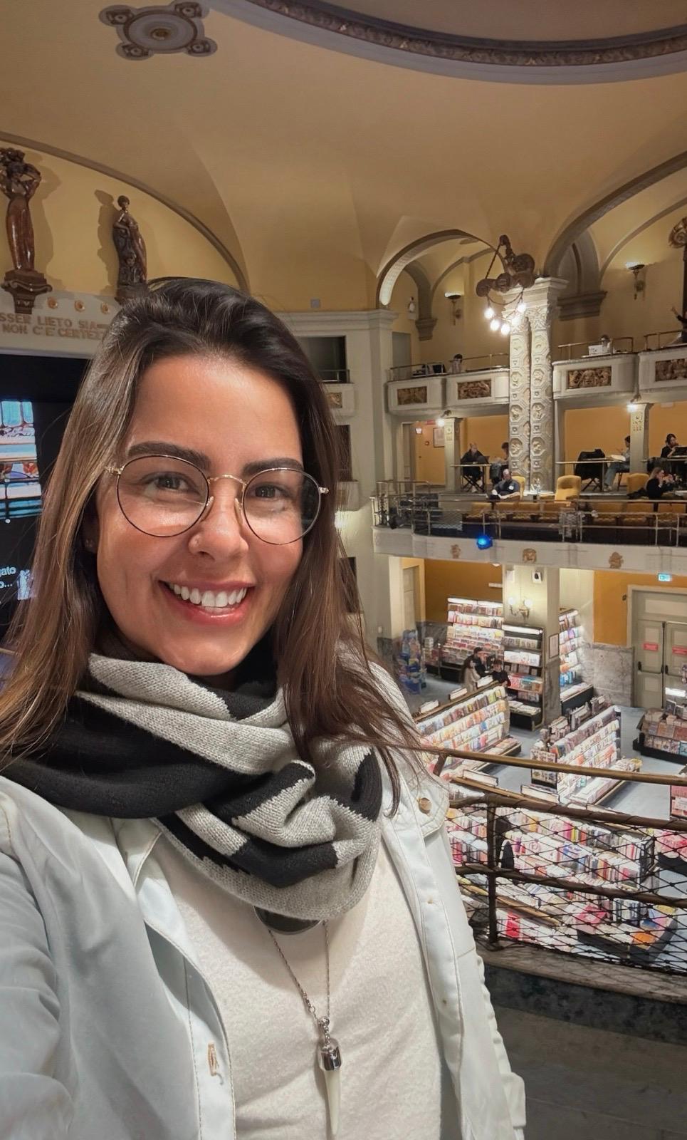 Regiane Severini em registro editorial durante um dia de produção